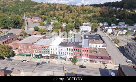 Vista aerea della pittoresca città con i suoi edifici storici annidati tra il fogliame autunnale, Honesdale, Pennsylvania, Stati Uniti. Foto Stock