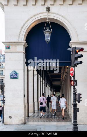 Parigi, Francia - 7 settembre 2025: Ingresso all'hotel e ristorante Costes in Rue Saint-Honoré Foto Stock