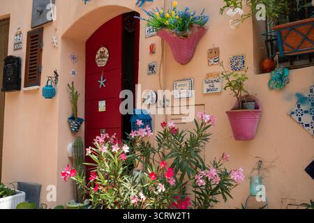 Italia, Marche, casa colorata di Grottammare Foto Stock