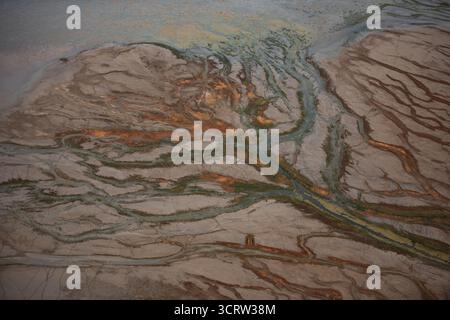 Veduta aerea della terra incrinata e impantanata che rivela vene di vibranti depositi minerali, un arazzo di ocra, turchese e umero, Salt Lake City, Utah, Stati Uniti. Foto Stock
