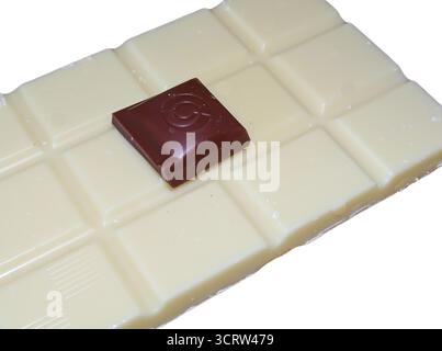 Cioccolato bianco e un altro pezzo di cioccolato Foto Stock