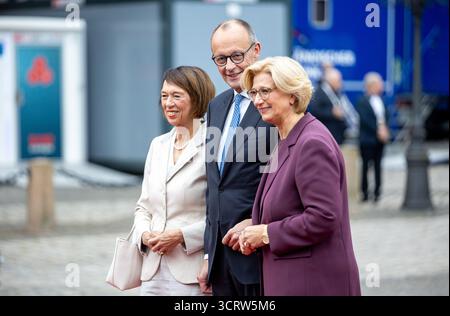 3 ottobre 2025, Saarland, Saarbrücken: Anke Rehlinger (SPD, r), ministro-presidente della Saarland, dà il benvenuto al Cancelliere Federale Friedrich Merz (CDU) e a sua moglie Charlotte Merz alla celebrazione centrale della giornata dell'unità tedesca. Il 3 ottobre 2025, la Germania celebra il 35° anniversario della riunificazione tedesca. Foto: Pinter Laszlo/dpa Foto Stock