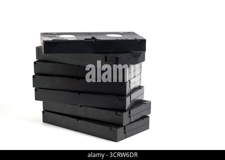 Pila di vecchie videocassette isolate su sfondo bianco Foto Stock