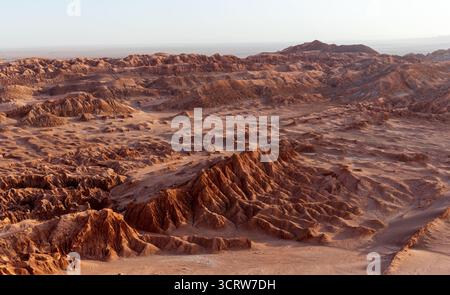 Valle della Luna o valle de la luna al tramonto nel deserto cileno di Atacama, San Pedro de Atacama. Foto Stock