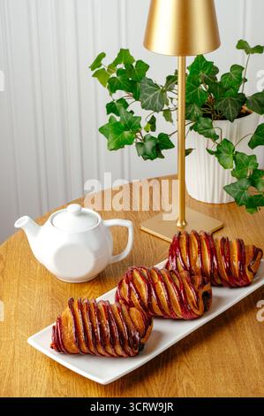 pasta sfoglia al cioccolato con tè in una caffetteria Foto Stock