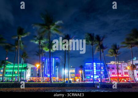 Ocean Drive nel quartiere Art Deco di notte con colorate luci al neon e il paesaggio urbano di Miami Beach Foto Stock