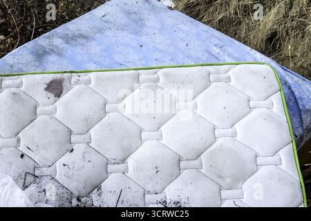 Dettaglio dei materassi sporchi e danneggiati, contaminazione Foto Stock