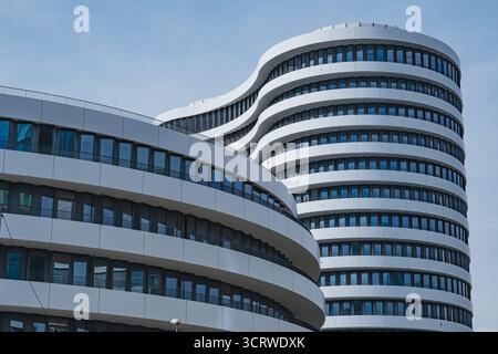 Moderno edificio per uffici con facciata bianca situato nel quartiere Medienhafen di Dusseldorf, Germania Foto Stock