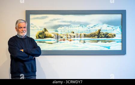 Reinhard Behrens con la pittura fantasy di Naboland con un sottomarino, mostra d'arte alla Scottish Gallery, Edimburgo, Scozia, Regno Unito Foto Stock
