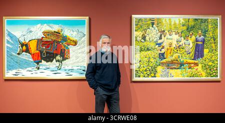 Reinhard Behrens con la pittura fantasy di Naboland con un sottomarino, mostra d'arte alla Scottish Gallery, Edimburgo, Scozia, Regno Unito Foto Stock