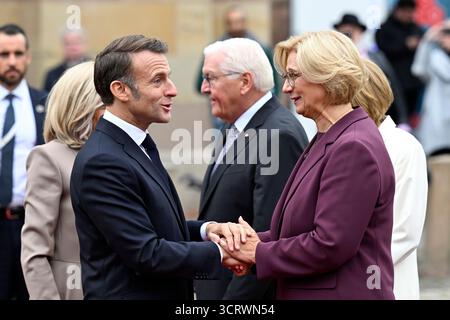 3 ottobre 2025, Saarland, Saarbrücken: Il Presidente francese Emmanuel Macron (l) viene salutato dal Ministro Saarland Presidente e Presidente del Bundesrat Anke Rehlinger (SPD) di fronte alla Cancelleria di Stato della Saarland durante le celebrazioni centrali per la giornata dell'unità tedesca. Il 3 ottobre 2025, la Germania celebra il 35° anniversario della riunificazione tedesca. Foto: Jean-Christophe Verhaegen/POOL AFP/dpa Foto Stock