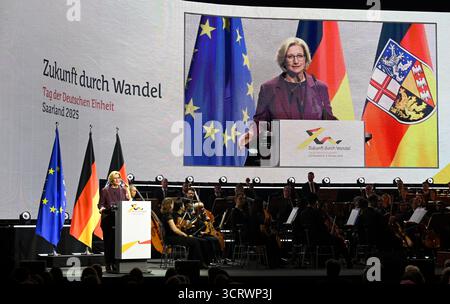 3 ottobre 2025, Saarland, Saarbrücken: Il Ministro Saarland Presidente e Presidente del Bundesrat Anke Rehlinger (SPD) interviene alle celebrazioni centrali per la giornata dell'unità tedesca nella sala congressi. Il 3 ottobre 2025, la Germania celebrerà il 35° anniversario della riunificazione tedesca. Foto: Jean-Christophe Verhaegen/POOL AFP/dpa Foto Stock