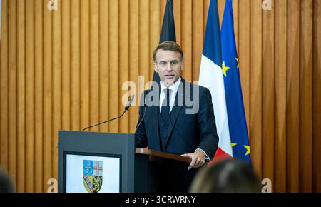 3 ottobre 2025, Saarland, Saarbrücken: Il presidente francese Emmanuel Macron parla alla Festhalle dopo aver ricevuto un dottorato onorario dalla Saarland University. Il 3 ottobre 2025, la Germania celebra il 35° anniversario della riunificazione tedesca. Foto: Pinter Laszlo/dpa Pool/dpa Foto Stock