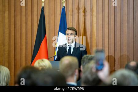 3 ottobre 2025, Saarland, Saarbrücken: Il presidente francese Emmanuel Macron parla alla Festhalle dopo aver ricevuto un dottorato onorario dalla Saarland University. Il 3 ottobre 2025, la Germania celebra il 35° anniversario della riunificazione tedesca. Foto: Pinter Laszlo/dpa Pool/dpa Foto Stock