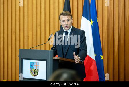 3 ottobre 2025, Saarland, Saarbrücken: Il presidente francese Emmanuel Macron parla alla Festhalle dopo aver ricevuto un dottorato onorario dalla Saarland University. Il 3 ottobre 2025, la Germania celebra il 35° anniversario della riunificazione tedesca. Foto: Pinter Laszlo/dpa Pool/dpa Foto Stock