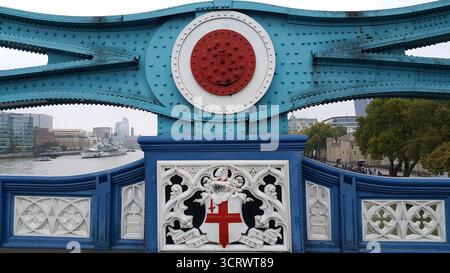 La grandiosità della struttura del Tower Bridge. Foto Stock
