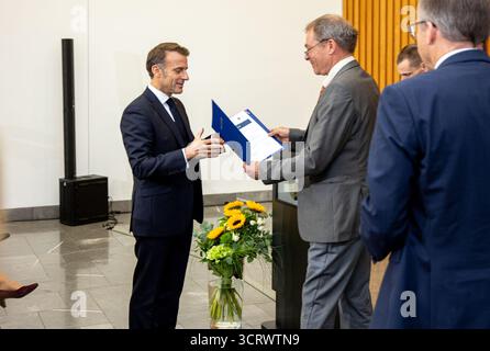 3 ottobre 2025, Saarland, Saarbrücken: Il presidente francese Emmanuel Macron riceve un dottorato onorario dal presidente della Saarland University, Ludger Santen. Il 3 ottobre 2025, la Germania celebra il 35° anniversario della riunificazione tedesca. Foto: Pinter Laszlo/dpa Pool/dpa Foto Stock