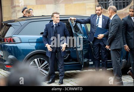 3 ottobre 2025, Saarland, Saarbrücken: Il presidente francese Emmanuel Macron reagisce all'arrivo in auto di fronte alla Cancelleria di Stato della Saarland per le celebrazioni centrali in occasione della giornata dell'unità tedesca. Il 3 ottobre 2025, la Germania celebra il 35° anniversario della riunificazione tedesca. Foto: Pinter Laszlo/dpa Foto Stock