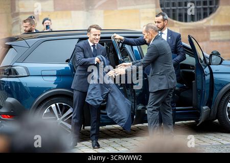 3 ottobre 2025, Saarland, Saarbrücken: Il presidente francese Emmanuel Macron reagisce all'arrivo in auto di fronte alla Cancelleria di Stato della Saarland per le celebrazioni centrali in occasione della giornata dell'unità tedesca. Il 3 ottobre 2025, la Germania celebra il 35° anniversario della riunificazione tedesca. Foto: Pinter Laszlo/dpa Foto Stock