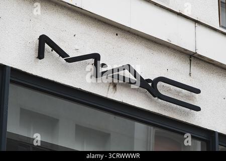 Cartello con il logo MAC Luxury Cosmetics sul negozio Foto Stock