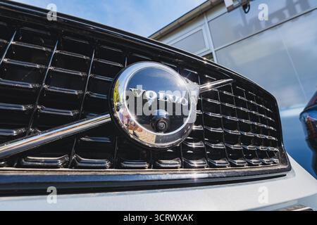 Logo Volvo sulla parte anteriore di un SUV di lusso all'esterno della concessionaria in una giornata di sole Foto Stock