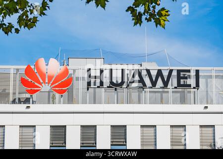 Huawei, il logo e le lettere della multinazionale cinese sulla sommità dell'edificio del loro ufficio aziendale a Dusseldorf Foto Stock