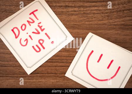 Note adesive con un messaggio positivo, su sfondo di legno. Sfondo creativo. Foto Stock