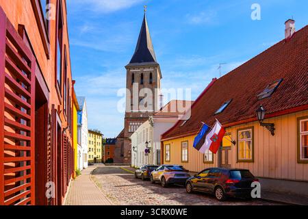 Chiesa di San Giovanni vista da Lutsu Street a Tartu, Estonia - chiesa gotica luterana in mattoni dedicata a Giovanni Battista Foto Stock