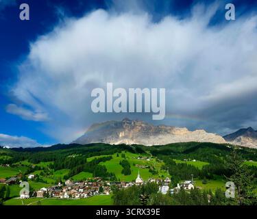 Arcobaleno sul Monte Croce, attraversa la Val badia Dolomiti panorama Italia paesaggio Foto Stock