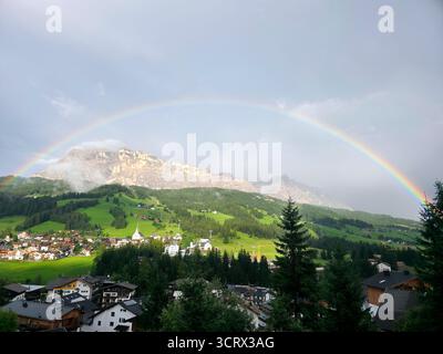 Arcobaleno sul Monte Croce, attraversa la Val badia Dolomiti panorama Italia paesaggio Foto Stock