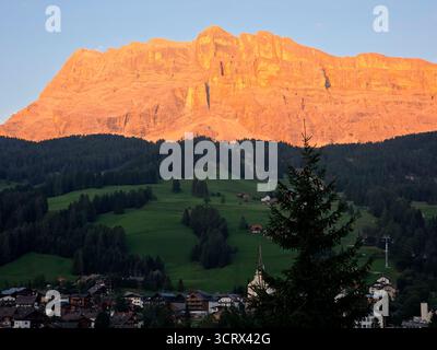 Un tramonto sull'Arcobaleno sul Monte Croce, attraversa la Val badia Dolomiti panorama Italia paesaggio Foto Stock