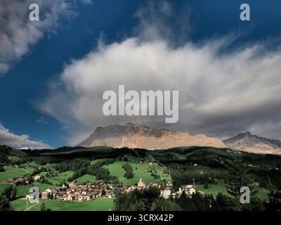 Arcobaleno sul Monte Croce, attraversa la Val badia Dolomiti panorama Italia paesaggio Foto Stock