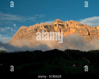 Un tramonto sull'Arcobaleno sul Monte Croce, attraversa la Val badia Dolomiti panorama Italia paesaggio Foto Stock
