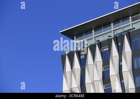 Una facciata di un edificio moderno con elementi verticali distintivi. Foto Stock