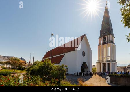 La cattedrale di Molde al centro è una significativa chiesa norvegese in stile gotico e consacrata nel 1957 con una doppia navata e un'altezza di 50 metri Foto Stock
