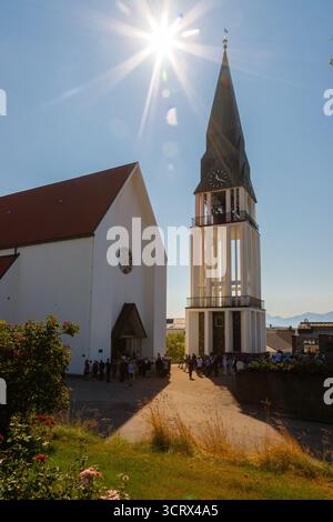 La cattedrale di Molde al centro è una significativa chiesa norvegese in stile gotico e consacrata nel 1957 con una doppia navata e un'altezza di 50 metri Foto Stock