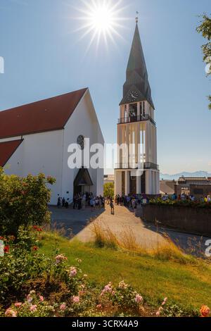 La cattedrale di Molde al centro è una significativa chiesa norvegese in stile gotico e consacrata nel 1957 con una doppia navata e un'altezza di 50 metri Foto Stock