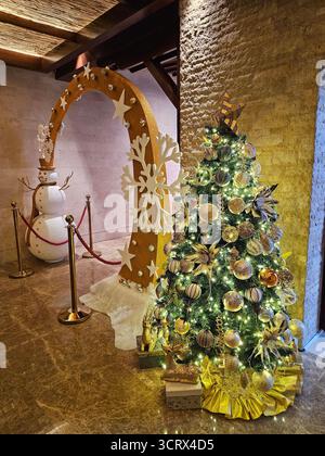 Un elegante albero di Natale in una lobby opulenta. Foto Stock