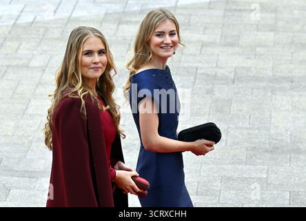 Lussemburgo, Lussemburgo. 3 ottobre 2025. Folla la Principessa Caterina Amalia dei Paesi Bassi e la Principessa ereditaria Elisabetta raffigurata durante l'abdicazione del Granduca Enrico e il giuramento del Granduca Guillaume di Lussemburgo, nel Palazzo reale di Lussemburgo, nel Granducato di Lussemburgo, venerdì 03 ottobre 2025. BELGA PHOTO ERIC LALMAND credito: Belga News Agency/Alamy Live News Foto Stock