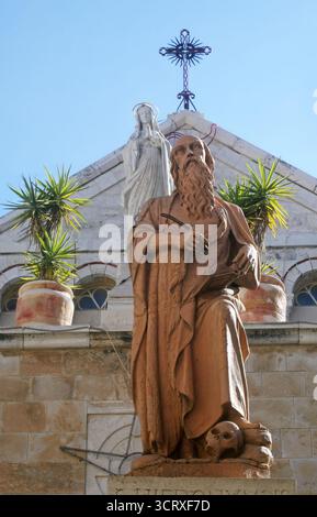 Una statua di San Girolamo fuori dalla chiesa di Santa Caterina a Betlemme, Israele Foto Stock