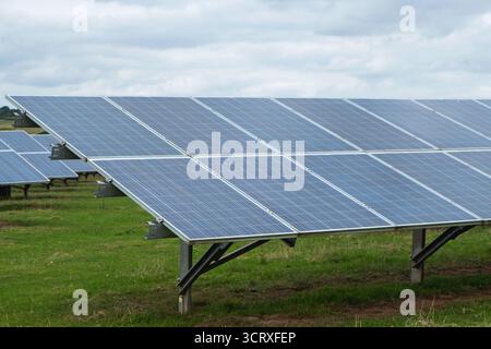Pannelli solari installati su terreni agricoli nell'East Devon nel Regno Unito Foto Stock