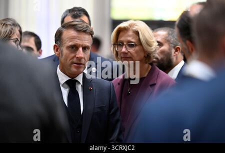 3 ottobre 2025, Saarland, Saarbrücken: Il presidente francese Emmanuel Macron e il ministro della Saarland e il presidente del Bundesrat Anke Rehlinger (SPD) partecipano a un ricevimento nell'ambito delle celebrazioni centrali per la giornata dell'unità tedesca a Saarbrücken. Il 3 ottobre 2025, la Germania celebrerà il 35° anniversario della riunificazione tedesca. Foto: Jean-Christophe Verhaegen/POOL AFP/dpa Foto Stock