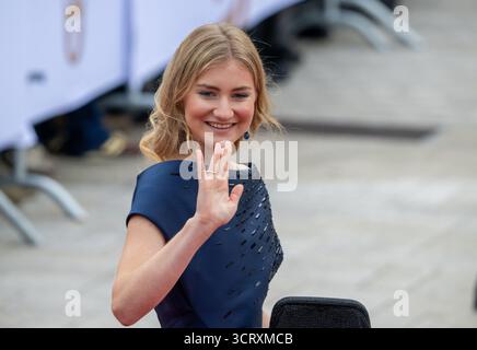 Lussemburgo, Lussemburgo. 3 ottobre 2025. La Principessa Elisabetta del Belgio sventola mentre cammina attraverso la città dopo il giuramento del nuovo Granduca di Lussemburgo. Credito: Harald Tittel/dpa/Alamy Live News Foto Stock