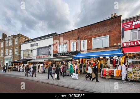 Southall High Street, negozi e negozi indiani e asiatici, negozi per persone, Southall, West London, Regno Unito Foto Stock