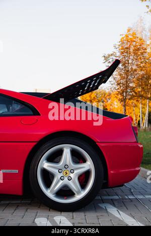 Vilnius, Lituania - 2025-09-20 - ruota posteriore e cappuccio aperto della Ferrari 355 F1 Berlinetta rossa vintage disegnata da Pininfarina. Auto sportiva italiana retrò Foto Stock