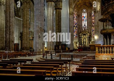 Enormi colonne in pietra e vetrate colorate all'interno del Duomo di Milano, del Duomo di Milano, di Milano, dell'Italia Foto Stock