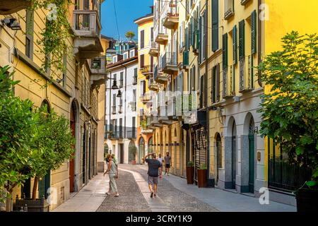 Persone che camminano lungo via Madonnina, una pittoresca stradina nel quartiere Brera di Milano Foto Stock