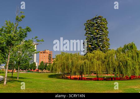 Il Bosco Vertical, un complesso di due grattacieli residenziali progettato da Boeri Studio e situato nel quartiere porta nuova di Milano, Italia. Foto Stock