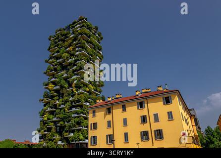 Il Bosco Vertical, un complesso di due grattacieli residenziali progettato da Boeri Studio e situato nel quartiere porta nuova di Milano, Italia. Foto Stock
