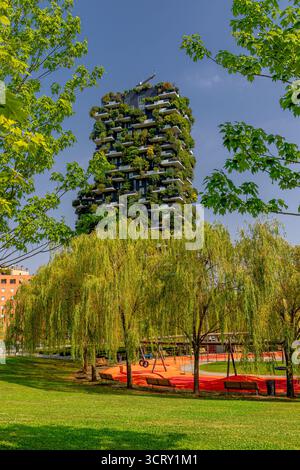 Il Bosco Vertical, un complesso di due grattacieli residenziali progettato da Boeri Studio e situato nel quartiere porta nuova di Milano, Italia. Foto Stock